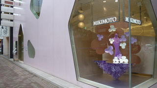 真珠で有名な宝飾品のお店。