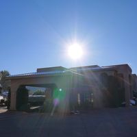 フロントと朝食レストランのある建物です