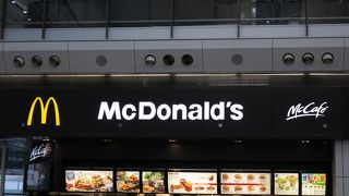 到着ロビーを出たところにあります