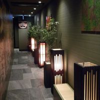 浴室への廊下は和のテイスト万点。外国人には受けるかも