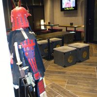 鎧具足も飾られている共用スペース