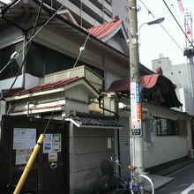 寿湯の建物の全体です。寿湯は、比較的大きい部類に入ります。