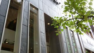 高級宝飾品のショップで、外観にも風格が感じられます。