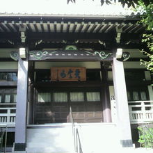 龍谷寺の本殿です。やはり、本殿も緑の樹々に囲まれています。