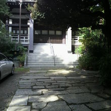 境内の中の石畳の参道と、樹々の様子です。奥に本堂殿見えます。