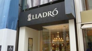 スペインの磁器を使ったアート作品が多数。