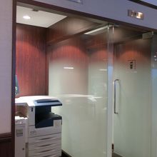 ラウンジ内にコピー機はありました．もちろん有料．