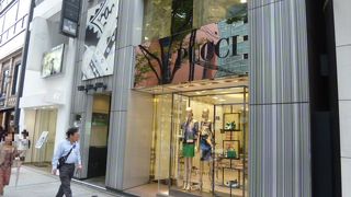 大胆なデザインのレディースファッション。