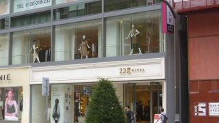 O/L向けのシンプルで品のよりデザインの洋服が多数。