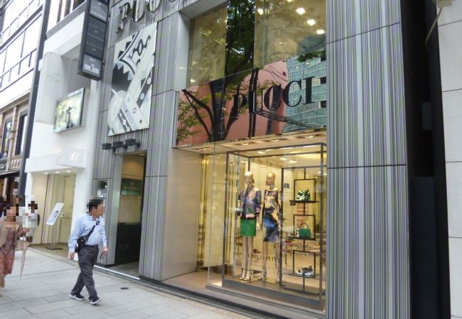 大胆なデザインのレディースファッション。