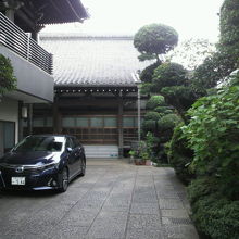 西照寺の門から見た本堂です。樹々が多く、左側に鐘楼が見えます