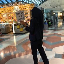 ムスリマの係員は東南アジアならでは