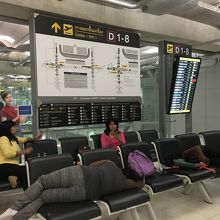 スワンナブーム名物、トランジット待ちの人々…