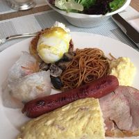 朝食。取りに行くのを躊躇するくらい狭い