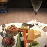 カクテルタイム。これは外に食べにいくしかありませんね