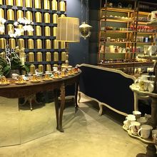 ゴージャスかつモダンな内装