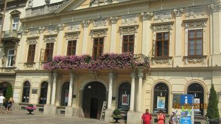 旧市庁舎の建物の中にあります。