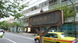 首都高に沿った通りで、桜の木が植えられています。