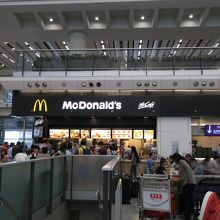 空港のマクドナルド