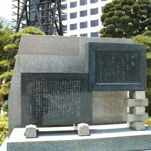 国技館の敷地内の植え込みの一角に建っています。