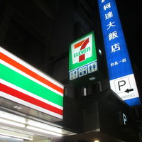 下にはセブンイレブンがあります。エントランス横。