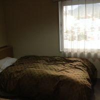 窓からはホテル前の道路が見えます。開放感はあります。