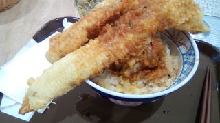 すごい　ボリューミー　で　大満足　天丼です。