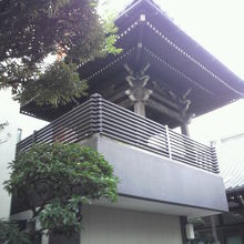 西照寺の鐘楼です。鐘楼の周りにも、緑の樹々が繁って見えます。