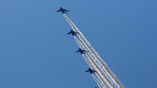 平城宮跡上空を中心に編隊連携機動飛行を行いブルーインパルスが見事なアクロバット飛行が見られました