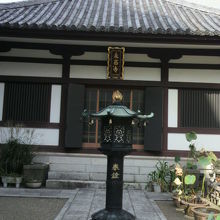 永昌寺の本堂とその前の参道上に立てられている灯篭の様子です。