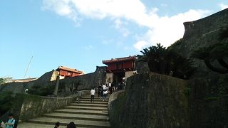 有料エリアへの入場券の購入にはクレジットカードの他、WAONが使え、大変便利です。さらにゆいレールのフリー乗車券を呈示した方はお得な値段で買えます。