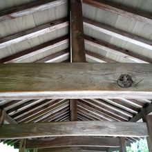 屋根が付いているので雨の日でも歩きやすい