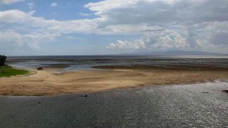 自然豊かな遠浅の湾