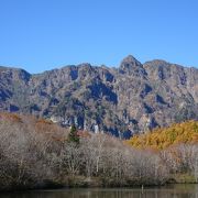 ゴツゴツとした岩山