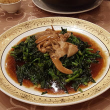 炒時菜：季節の野菜の炒め物、茸はともかく菜の花は季節？