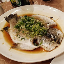 清蒸魚：必ず出てくる白身魚の料理。葱の香りが香ばしい。