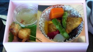 お土産やお弁当を売っている