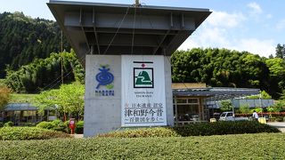 地元の人が温泉につかりに来ていました