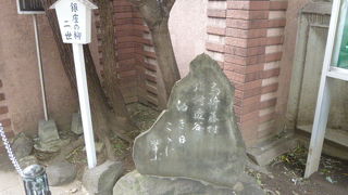 開校間もない泰明小学校に学んだことを伝える碑です。