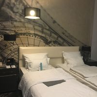 部屋は広いのですがベッドが少し海外にしては小さかった