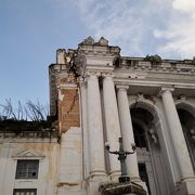 建物に亀裂が入って、かなり危険な状態です