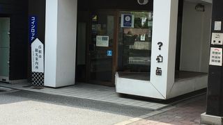 入り口そばにコインロッカーがある