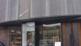 ファッショナブルな焼き物店