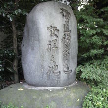 解説碑の方向から講道館柔道発祥の地の石碑を見ている写真です。