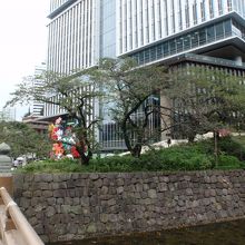赤坂見附駅側からの橋を渡ります。
