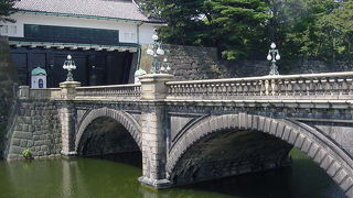 お堀に姿を写す