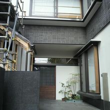 真照寺の入口の様子です。左側の下層階部分が工事中でした。