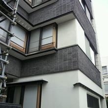 真照寺の建物の様子です。白色と黒色の４階建ての瀟洒なビルです