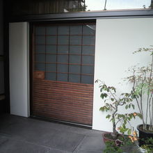 真照寺の入口の横には、植栽が置かれていて、日本的な感じです。