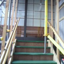 南側の建物の階段は、工事中で、仮設の手すりが付けられています